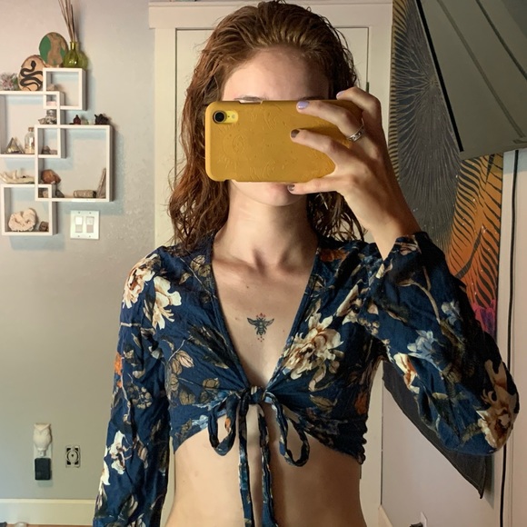 wrap top with flair sleeves - Picture 2 of 3